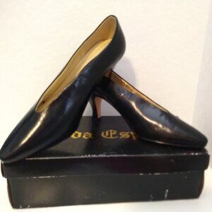 Moda Espana Black colored leather pumps size 9m